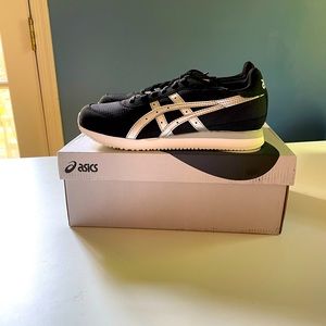 Asics size 8.5 black Tigger Runners